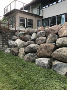 peterson-excavating-and-landscaping-duluth-minnesota-retaining-wall-using-large-boulders-2