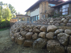 peterson-excavating-and-landscaping-duluth-minnesota-retaining-wall-using-large-boulders-3